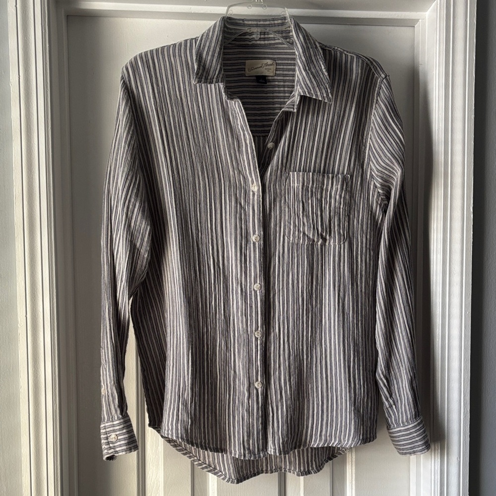 Universal Thread Women's Gray and Blue Striped Button Down Shirt